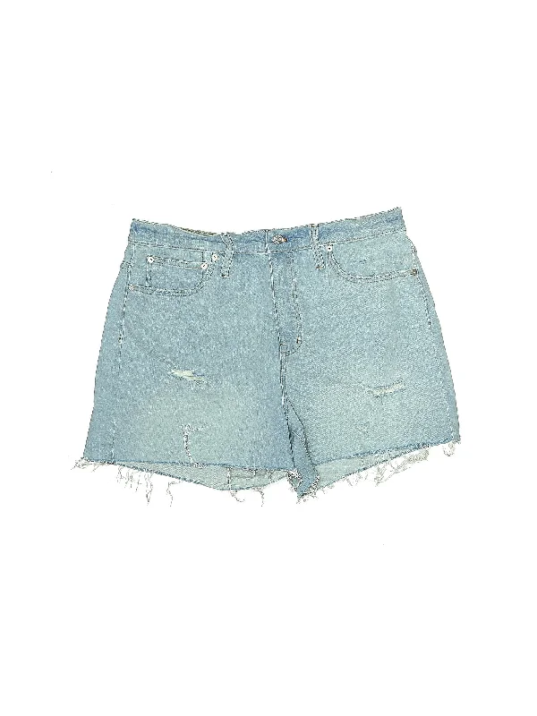 Denim Shorts in Light Wash