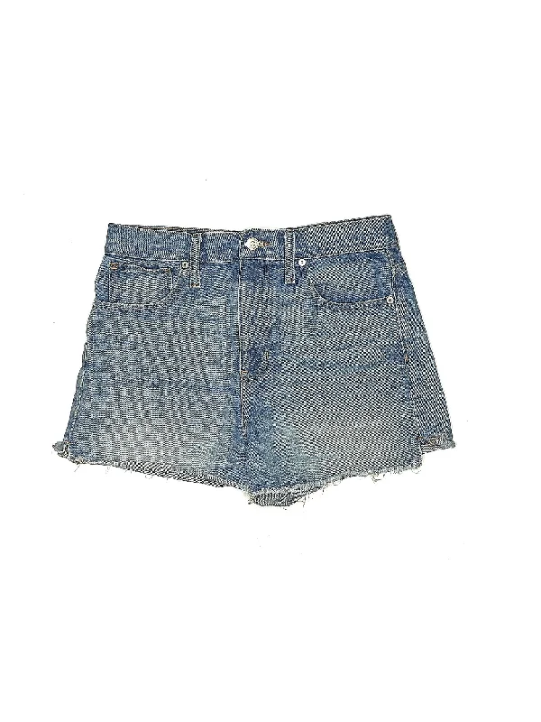 Denim Shorts in Medium Wash