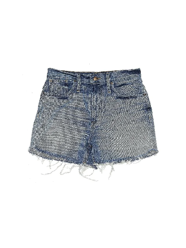 Denim Shorts in Medium Wash